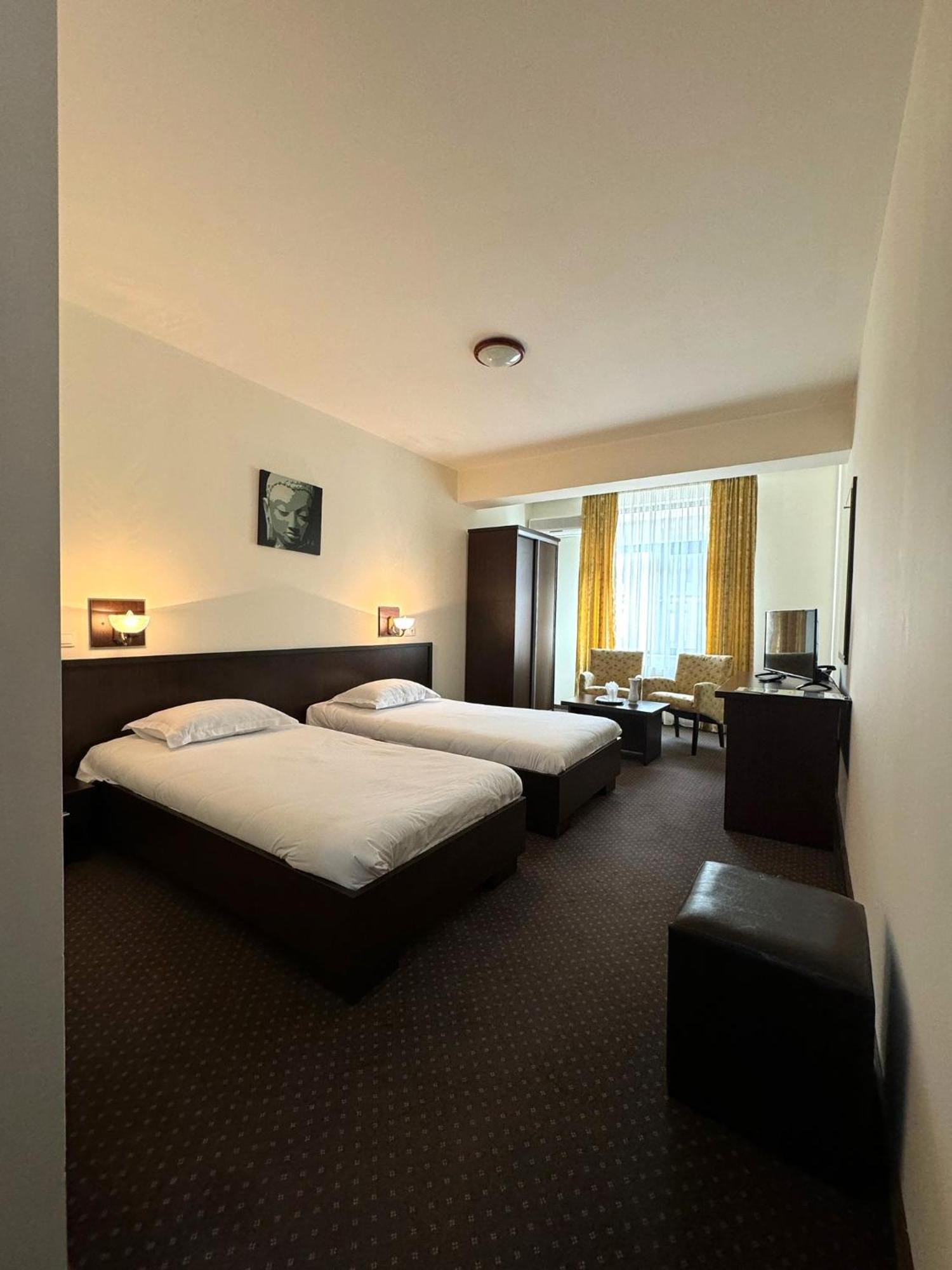 Hotel Yaky Center Pitesti Ngoại thất bức ảnh