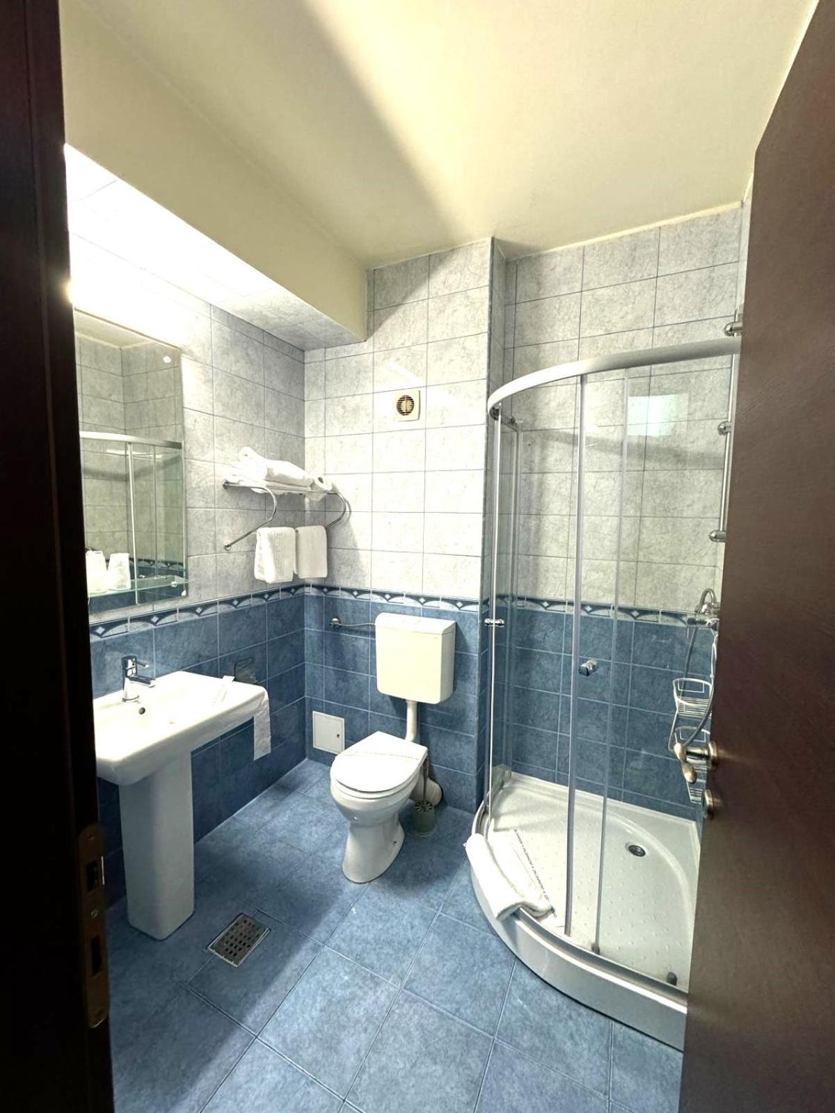 Hotel Yaky Center Pitesti Ngoại thất bức ảnh