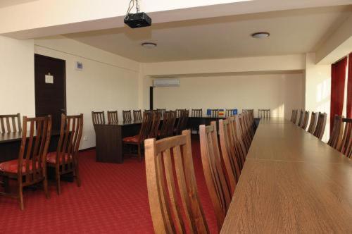 Hotel Yaky Center Pitesti Ngoại thất bức ảnh