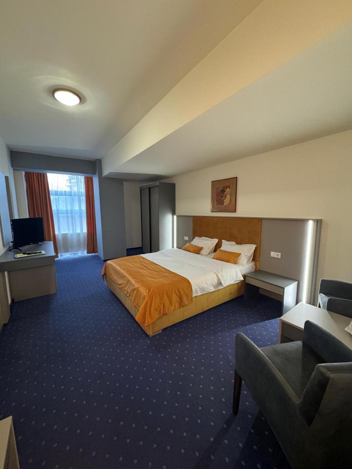 Hotel Yaky Center Pitesti Ngoại thất bức ảnh