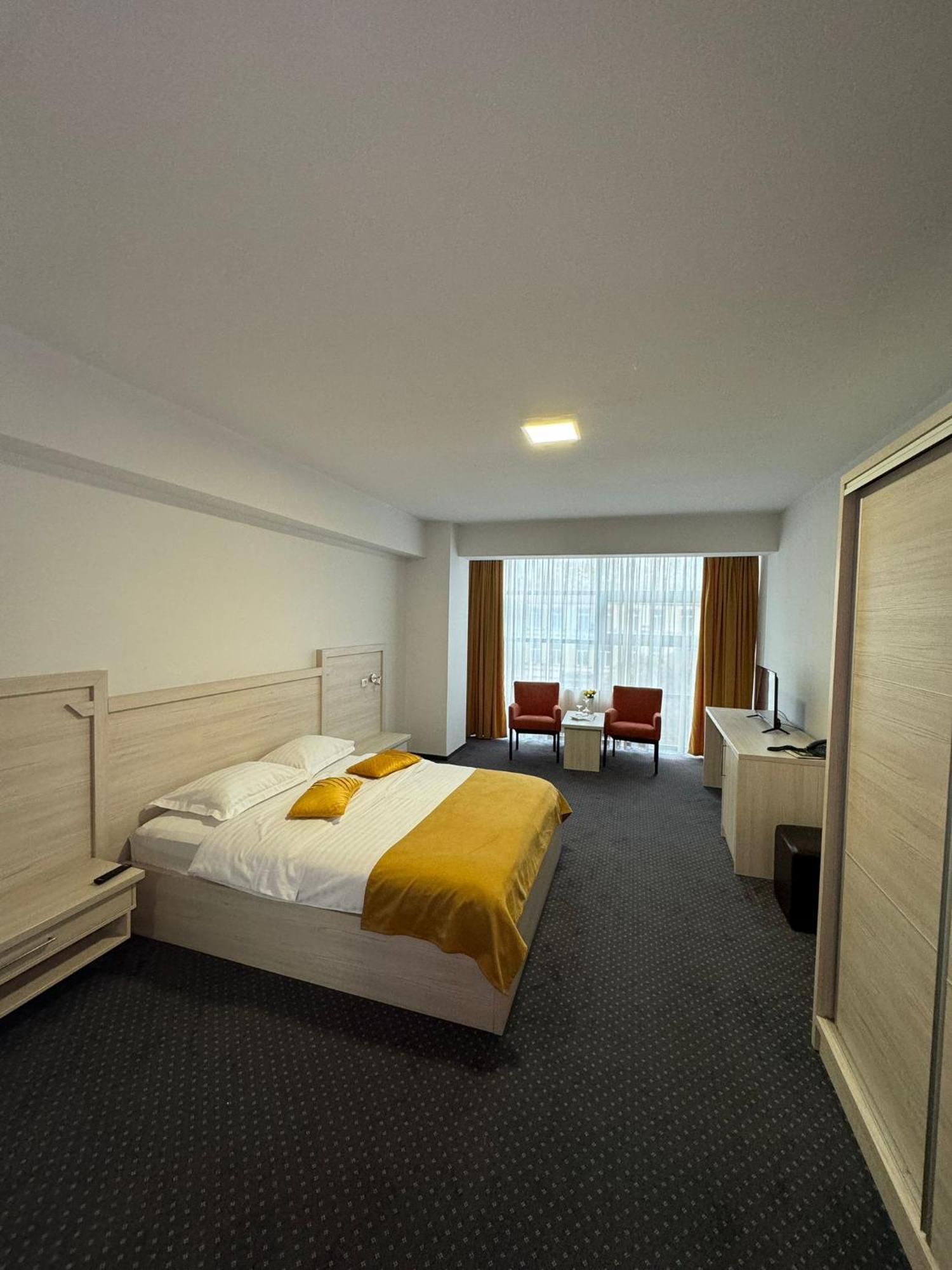 Hotel Yaky Center Pitesti Ngoại thất bức ảnh