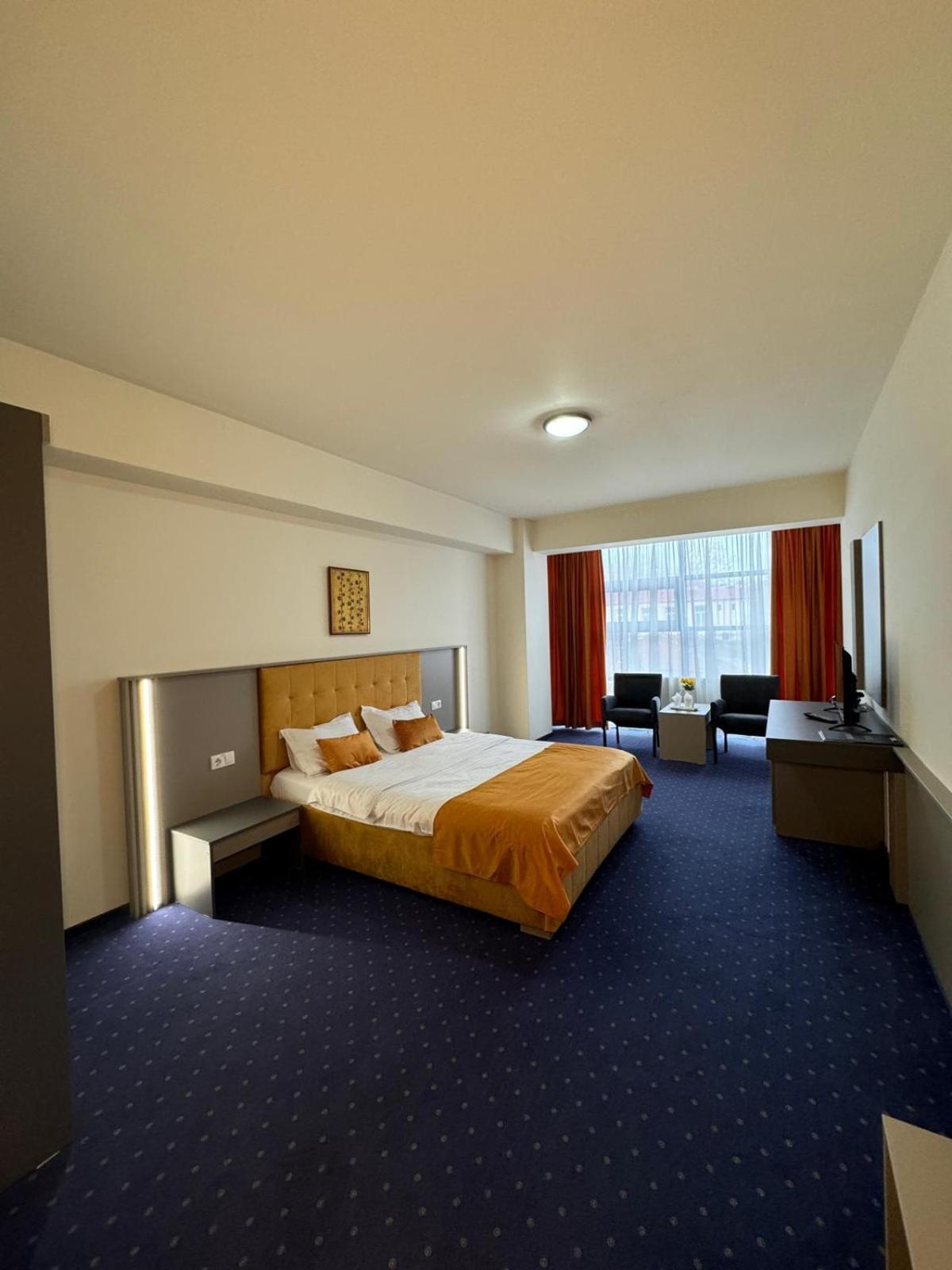 Hotel Yaky Center Pitesti Ngoại thất bức ảnh