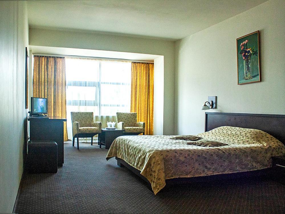 Hotel Yaky Center Pitesti Ngoại thất bức ảnh